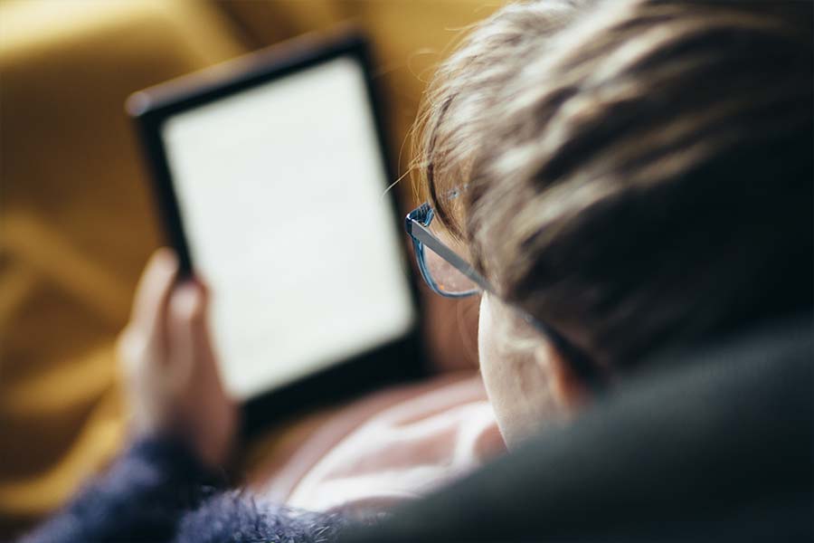 kid-using-electronic-reader